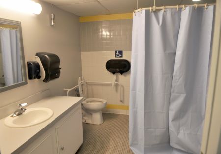 Bathroom with wheelchair accessibility 